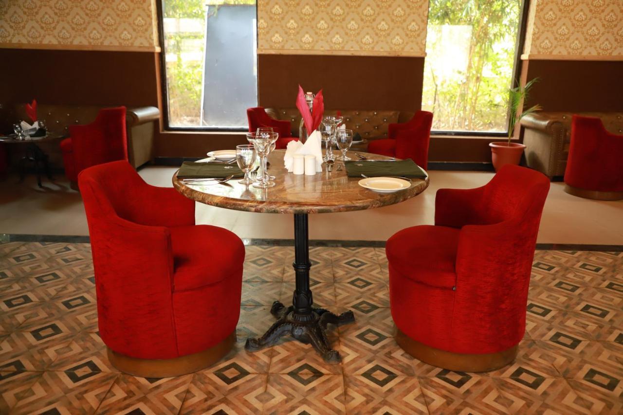 The Pench International Hotel Khawāsa Eksteriør billede